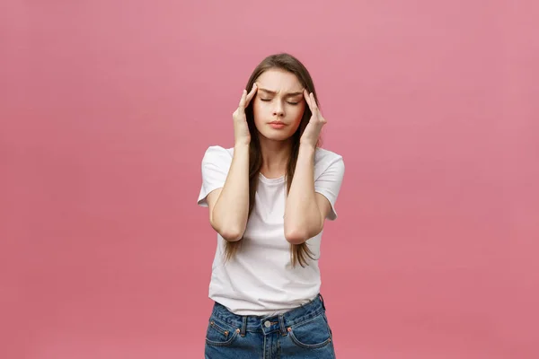 Fille souffre de terribles maux de tête et comprime la tête avec les doigts. Oublie et souviens-toi de quelque chose, souffre de maladie — Photo