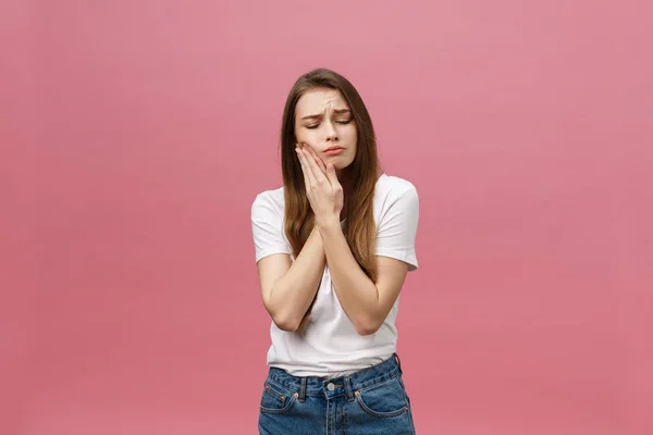 Mujer caucásica joven sobre fondo aislado tocando la boca con la mano con expresión dolorosa debido al dolor de muelas. Concepto de dentista — Foto de Stock