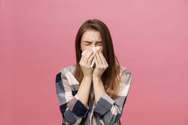 Kız korkunç baş ağrılarından muzdarip ve başını parmaklarıyla sıkıştırıyor. Bir şeyi unutma ve unutma, hastalıktan acı çek.