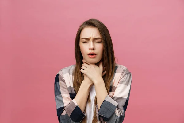 Fille souffre de terribles maux de tête et comprime la tête avec les doigts. Oublie et souviens-toi de quelque chose, souffre de maladie — Photo