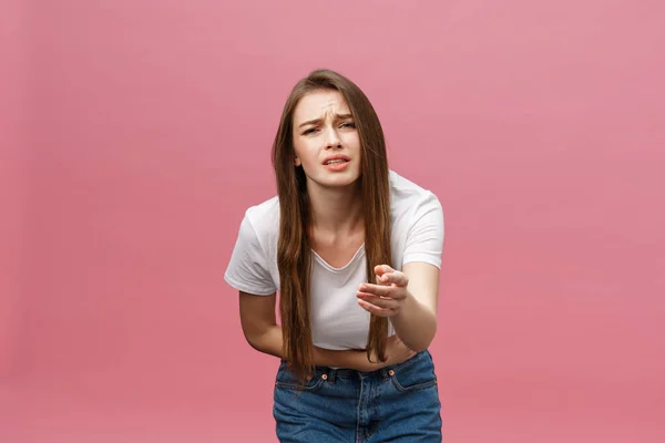 年轻的白种女人在孤立的背景与手在胃因为消化不良, 痛苦的疾病感觉不适。疼痛概念 — 图库照片