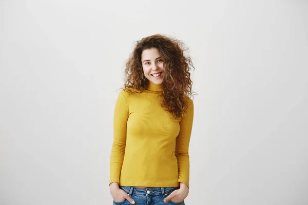 Retrato de hermosa chica pelirroja alegre con el pelo rizado sonriendo mirando a la cámara sobre fondo blanco . —  Fotos de Stock