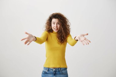 Heyecan arayan şaşırmış mutlu güzel kadın. Gri arka plan üzerinde izole