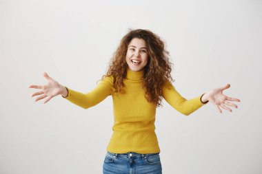 Heyecan arayan şaşırmış mutlu güzel kadın. Gri arka plan üzerinde izole