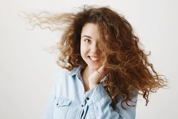 Retrato bela mulher rosto close up retrato jovem cabelo encaracolado estúdio em cinza — Fotografia de Stock