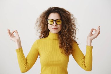 Gülümseyen kadın portre sakin yoga yaparken egzersizleri beyaz boş stüdyo duvarda, stres yok duygu meditasyon mutlu genç kız rahatlatıcı.