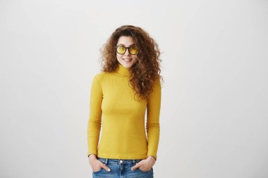 Yakın çekim portre seyir, izole üzerinde gri arka plan güzel ihale esmer kadının.