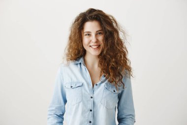 Yakın çekim portre seyir, izole üzerinde gri arka plan güzel ihale esmer kadının