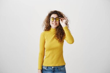 Genç kız kamera gülümseyen mutlu yakın çekim etrafa iskambil izole üzerinde gri duvar ayakta