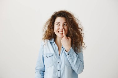 Genç kız kamera gülümseyen mutlu yakın çekim etrafa iskambil izole üzerinde gri duvar ayakta