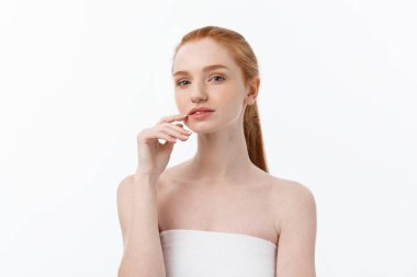 Güzel kadın teninin bakımını sağlıklı saçlar ve cilt yakından güzellik portresi.