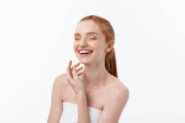 Mutlu güzel kız mutlu gülümseyerek ve göz stright gülüyor. Etkileyici yüz ifadeleri. Kozmetik ve Spa, cilt bakım modeli