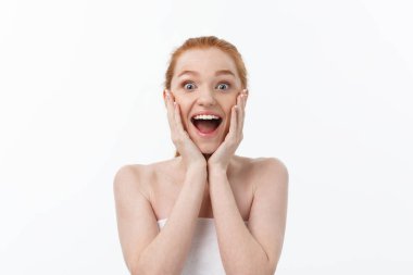 Mutlu güzel kız mutlu gülümseyerek ve göz stright gülüyor. Etkileyici yüz ifadeleri. Kozmetik ve Spa, cilt bakım modeli