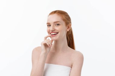 Mutlu güzel kız mutlu gülümseyerek ve göz stright gülüyor. Etkileyici yüz ifadeleri. Kozmetik ve Spa, cilt bakım modeli
