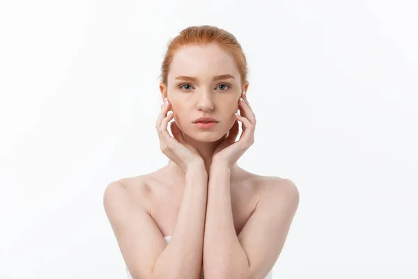 Gyönyörű nő női bőr ellátás egészséges haj és bőr közelkép arc szépség portré. — Stock Fotó