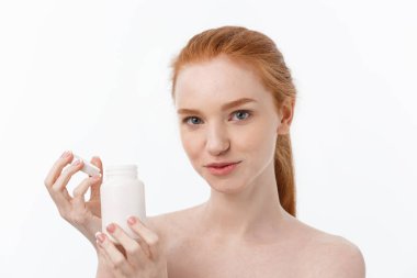 Güzel kız alarak ilaç gülümseyerek, şişe hap ile tutarak. Sağlıklı mutlu kadın hap yeme. Vitaminler ve Takviyeler, diyet beslenme kavramı