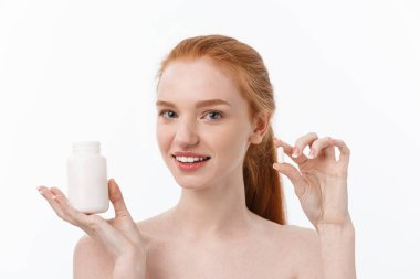 Güzel kız alarak ilaç gülümseyerek, şişe hap ile tutarak. Sağlıklı mutlu kadın hap yeme. Vitaminler ve Takviyeler, diyet beslenme kavramı
