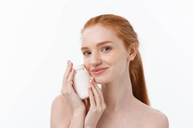 Güzel kız alarak ilaç gülümseyerek, şişe hap ile tutarak. Sağlıklı mutlu kadın hap yeme. Vitaminler ve Takviyeler, diyet beslenme kavramı