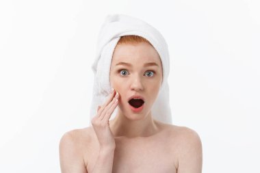 Banyo yaptıktan sonra kafasında havluyla beyaz arka planda izole edilmiş güzel bir kadın. Cilt Bakımı ve Spa TemasıName.