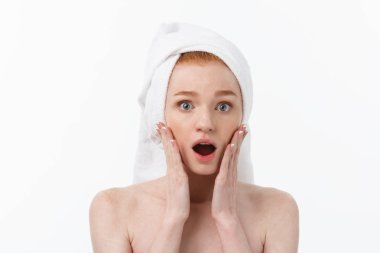 Banyo yaptıktan sonra kafasında havluyla beyaz arka planda izole edilmiş güzel bir kadın. Cilt Bakımı ve Spa TemasıName.