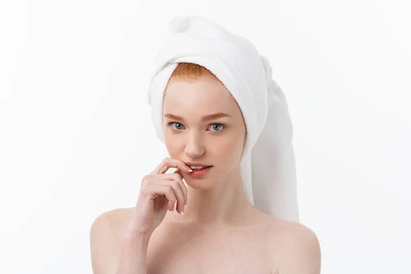 Meglepett gyönyörű fiatal nő fürdés után egy törölköző a fején elszigetelt fehér háttér. Bőrápolás és Spa téma. — Stock Fotó