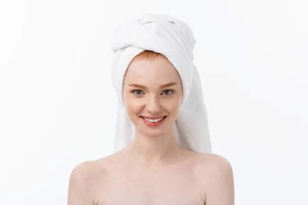 Surpreendido bela jovem mulher depois de banho com uma toalha na cabeça isolada em fundo branco. Cuidados com a pele e Spa tema . — Fotografia de Stock