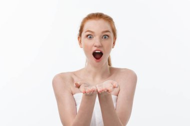 Cilt Bakımı güzellik kadın boş hurma ile kopya alanı ürün için gösterilen. Beyaz arka plan üzerinde izole heyecanlı gülümseyen Kafkas kadın güzelliğinin modeli.