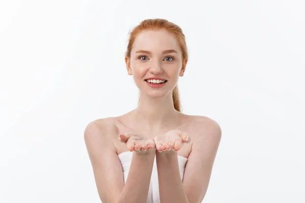 皮肤护理美容妇女显示空手掌与复制空间的产品。兴奋的微笑的高加索女性美容模型查出在白色背景. — 图库照片