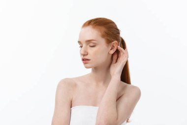 güzellik kadın. güzel genç kadın cildi çok dokunaklı. Beyaz arka plan üzerinde izole portre. Sağlık. mükemmel bir cilt. Güzellik yüz