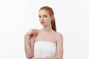 güzellik kadın. güzel genç kadın cildi çok dokunaklı. Beyaz arka plan üzerinde izole portre. Sağlık. mükemmel bir cilt. Güzellik yüz