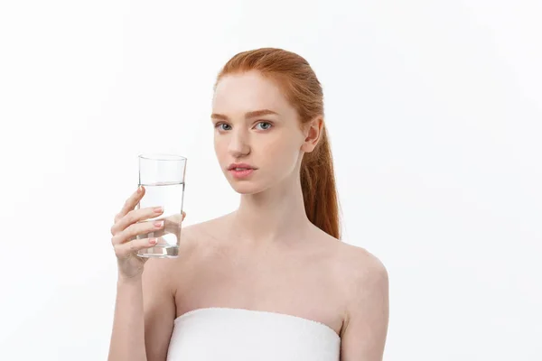 Salud, personas, comida, deportes, estilo de vida y contenido de belleza - Mujer joven sonriente con vaso de agua . —  Fotos de Stock