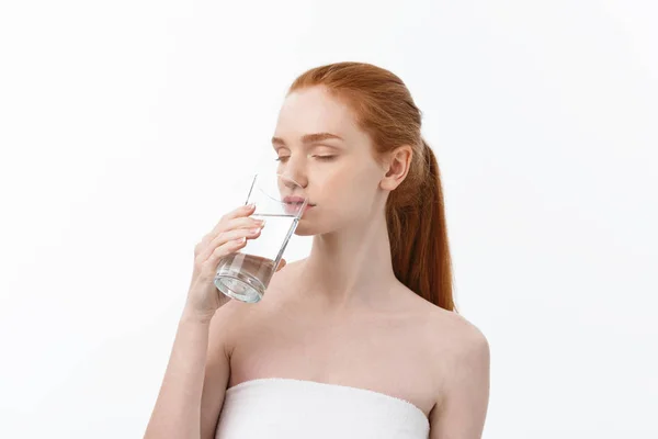 Salud, personas, comida, deportes, estilo de vida y contenido de belleza - Mujer joven sonriente con vaso de agua . —  Fotos de Stock