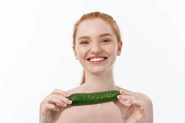 Alegre feliz hermosa chica con pepino en la mano - aislado en blanco — Foto de Stock