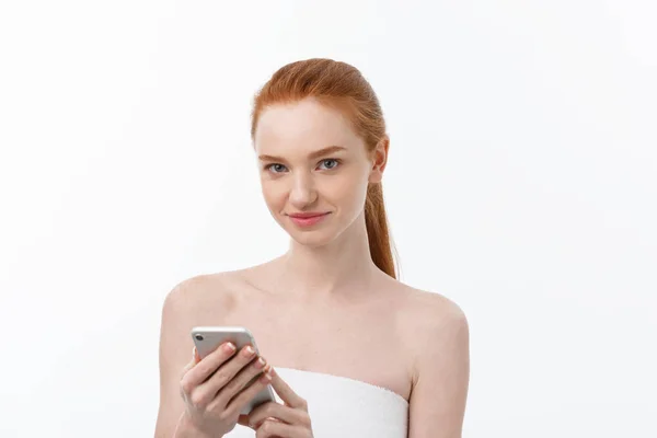 Portret van mooi meisje met telefoongesprek. Geïsoleerd op lichte witte achtergrond — Stockfoto