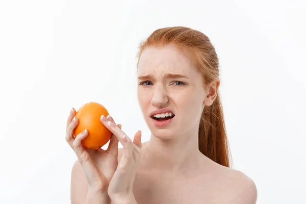Серьезный Cuacasian женщина с оранжевым на руке изолировать на заднем плане. spa — стоковое фото