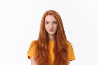 Yakışıklı erkek içten gülümseme onu başarı iyi bir ruh hali onu olumlu duygular gösterilen sahip sevindirici. Kadın nazik bir gülümseme ile.