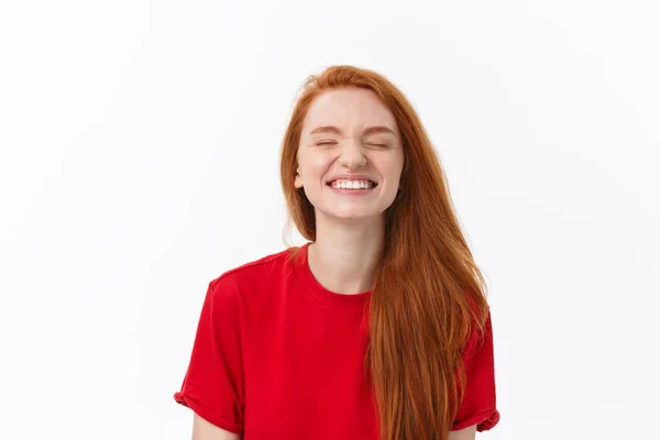 Mujer guapa con sonrisa sincera regocijando su éxito teniendo buen humor mostrando sus emociones positivas. Mujer con sonrisa suave . — Foto de Stock