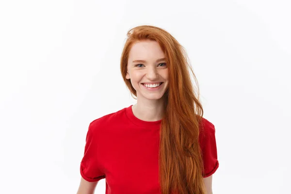 Mujer guapa con sonrisa sincera regocijando su éxito teniendo buen humor mostrando sus emociones positivas. Mujer con sonrisa suave . —  Fotos de Stock