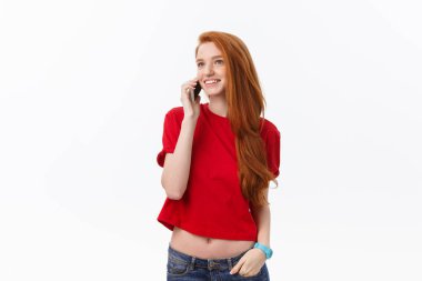 Neşeli genç kadın cep telefonu gri arka plan üzerinde izole söz.