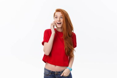 Neşeli genç kadın cep telefonu gri arka plan üzerinde izole söz.