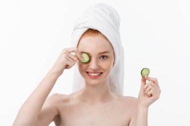 Güzel temiz cilt çekici genç kadın. Beyaz maske ve salatalık. Güzellik bakımı ve kozmetik spa terapisi. Beyaz arka plan