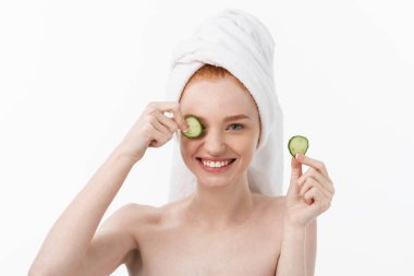 Güzel temiz cilt çekici genç kadın. Beyaz maske ve salatalık. Güzellik bakımı ve kozmetik spa terapisi. Beyaz arka plan