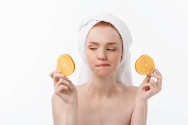 Büyük gıda sağlıklı bir yaşam tarzı için. Beyaz arka plan karşı turuncu ayakta parçası tutan güzel genç üstsüz kadın.