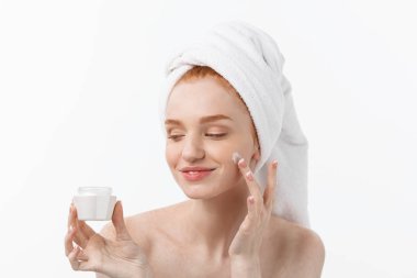 güzel model beyaz yüzünde kozmetik krem tedavisi uygulayarak.