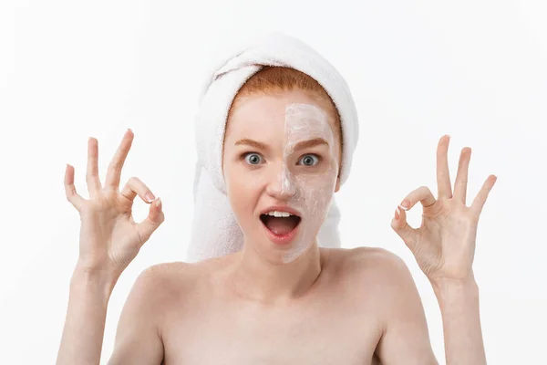 Косметика. Женщина наносит увлажняющий крем по уходу за кожей лица, делая хорошо подписать студийный снимок — стоковое фото