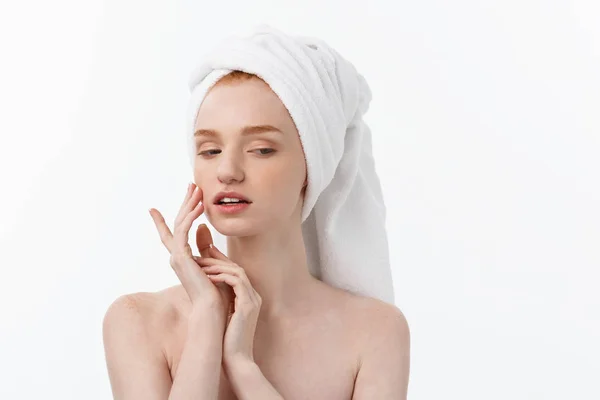 Model indah menerapkan perawatan krim kosmetik di wajahnya di atas putih . — Stok Foto