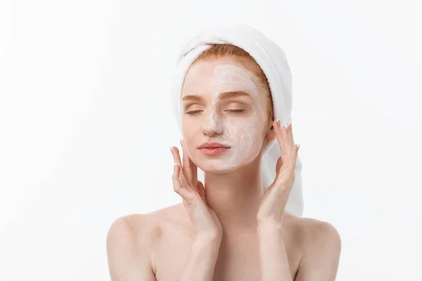 Gyönyörű modell alkalmazása a kozmetikai krém kezelés az arcán, fehér. — Stock Fotó