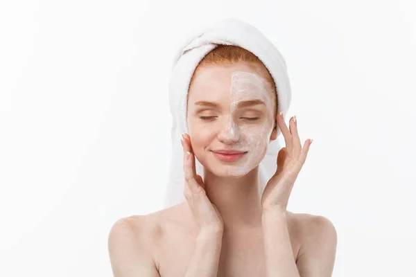 Gyönyörű modell alkalmazása a kozmetikai krém kezelés az arcán, fehér. — Stock Fotó