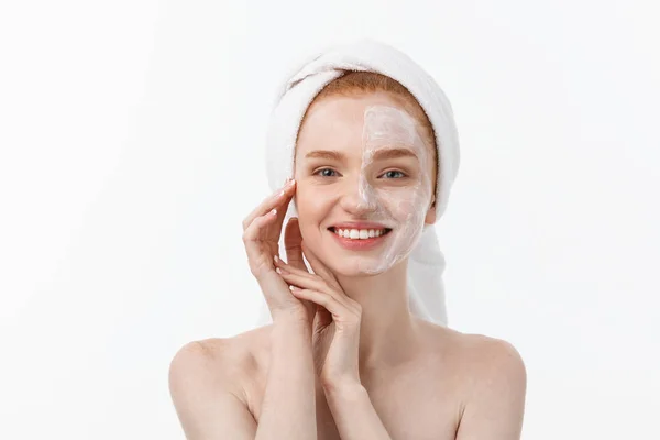 Krásný model použití kosmetika krém na obličej na bílém. — Stock fotografie