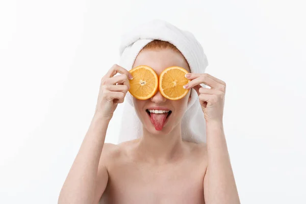 Excellente nourriture pour un mode de vie sain. Belle jeune femme torse nu tenant un morceau d'orange debout sur fond blanc . — Photo